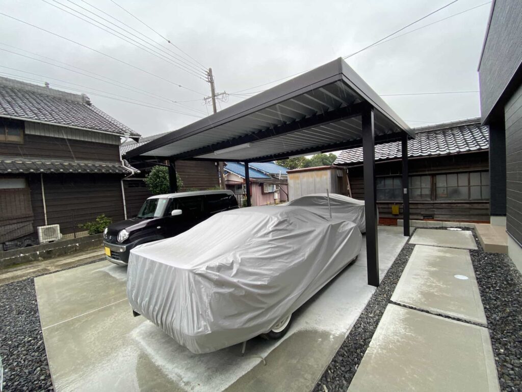 西尾市の新築エクステリア：刷毛引き仕上げのアプローチ