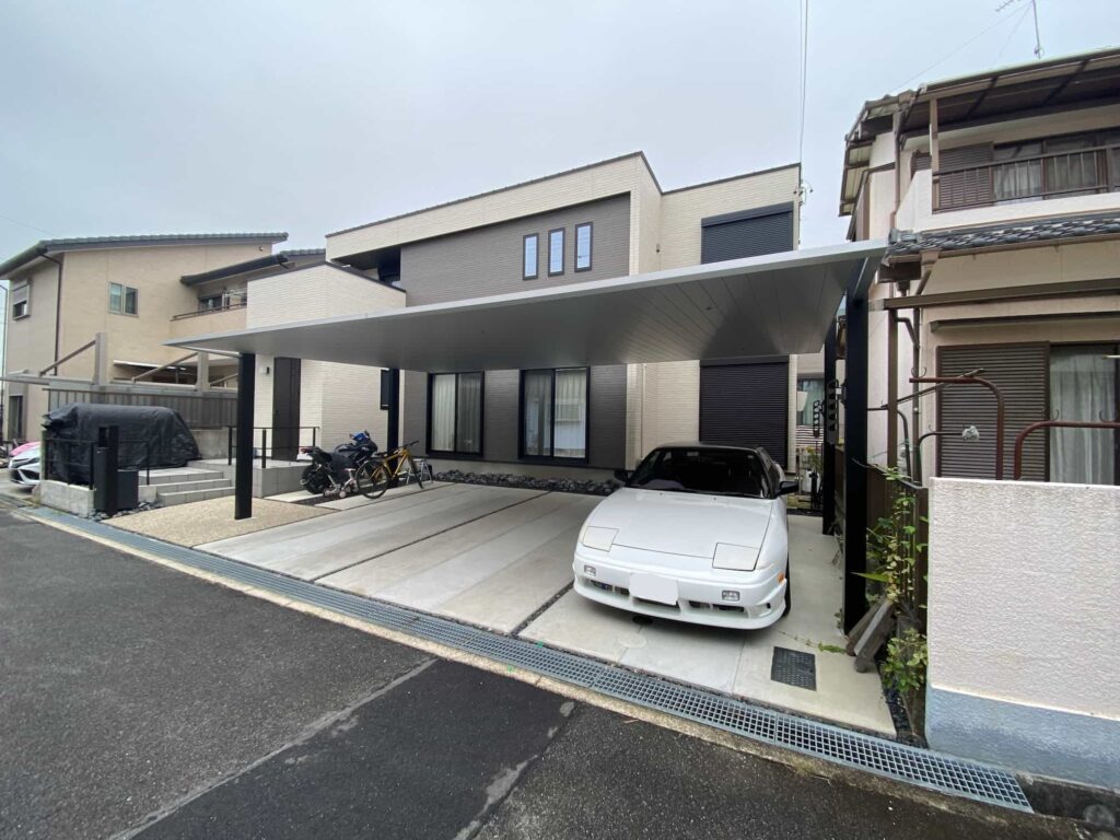 岡崎市の外構リフォーム：フラット屋根の3台用カーポート