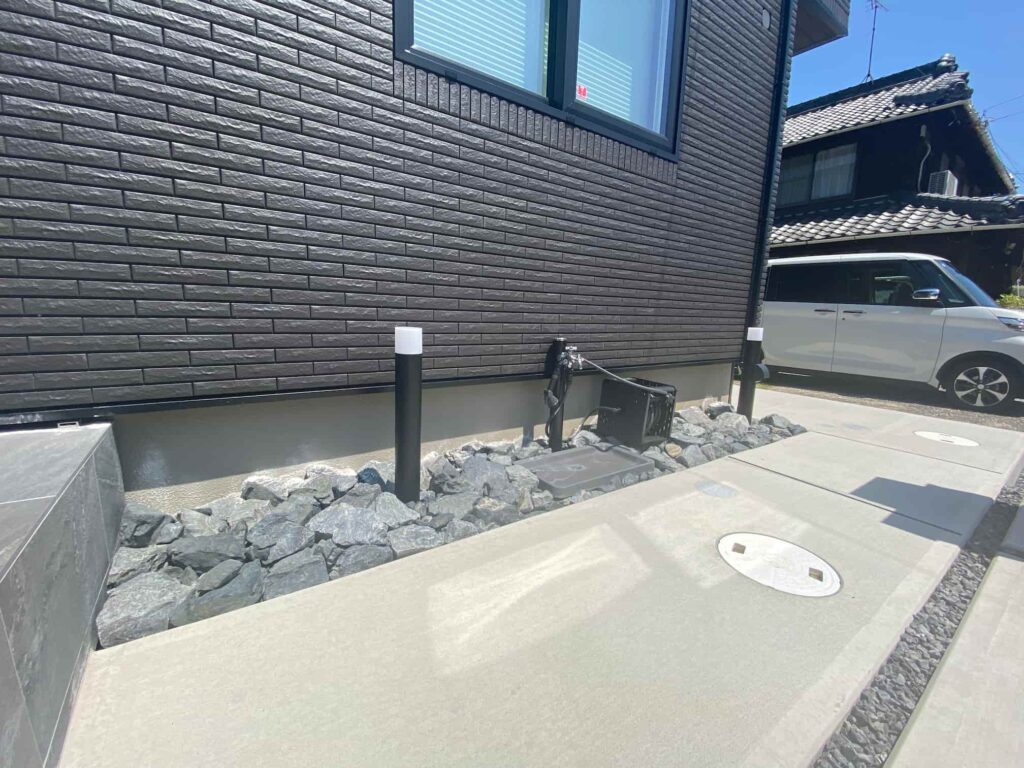 名古屋市の新築エクステリア：グリ石とポールライトのアクセント