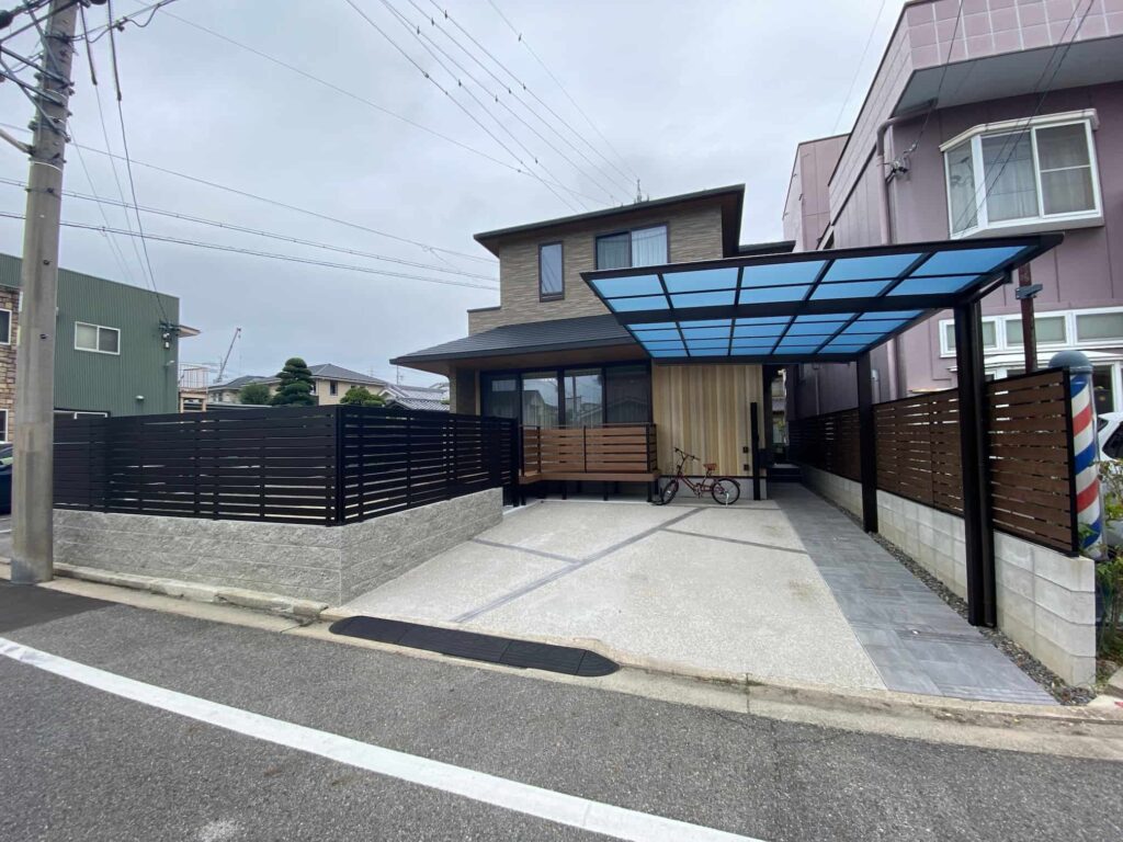 岡崎市の新築エクステリア：ヴィラウッドが主役のモダン外構