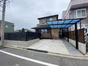 岡崎市の新築エクステリア：ヴィラウッドが主役のモダン外構