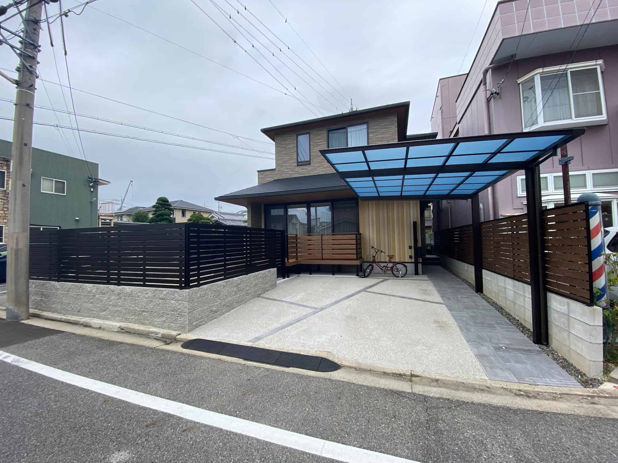 岡崎市の新築エクステリア：ヴィラウッドが主役のモダン外構