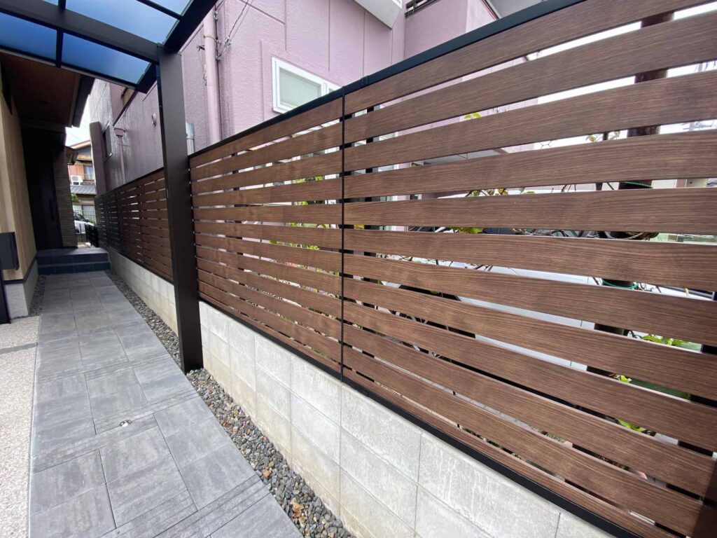 岡崎市の新築エクステリア：木目調がおしゃれなフェンス