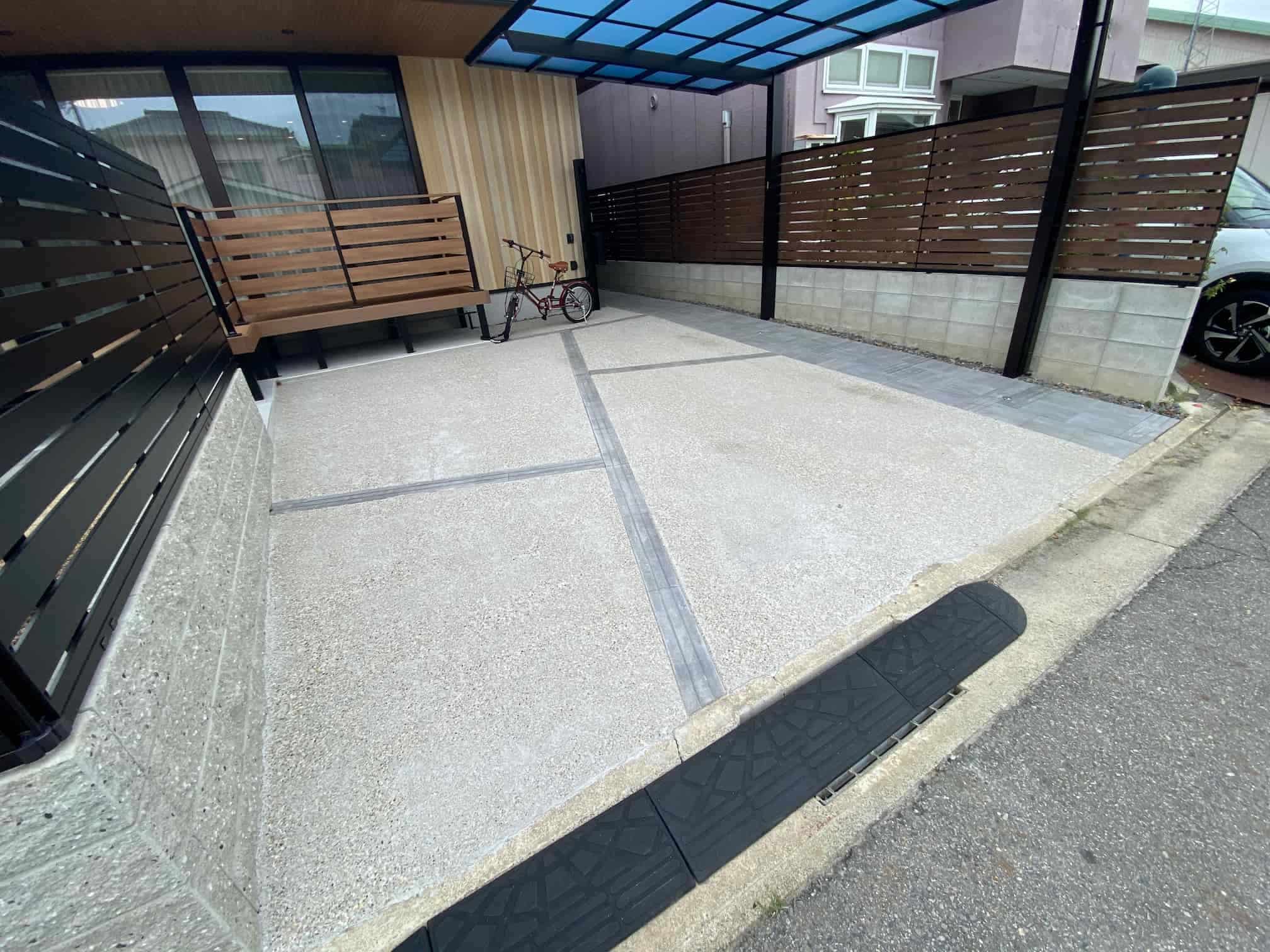 岡崎市の新築エクステリア：洗出しと舗装材でデザイン性のある駐車スペース