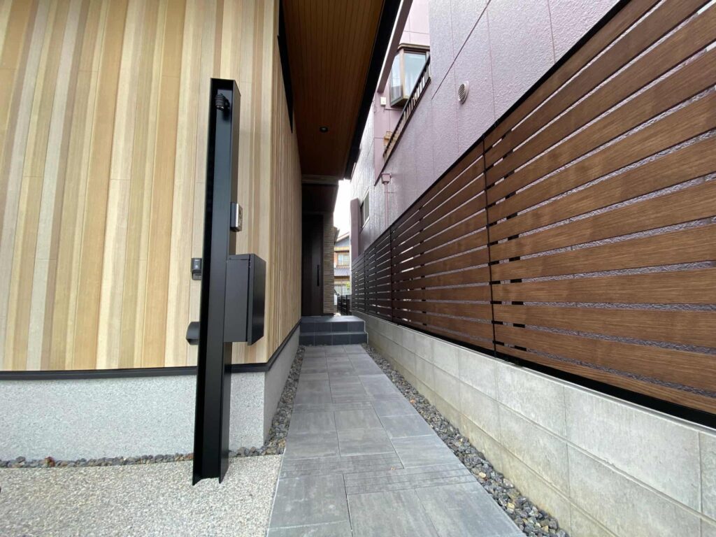 岡崎市の新築エクステリア：無駄を省いたシンプルな門まわり