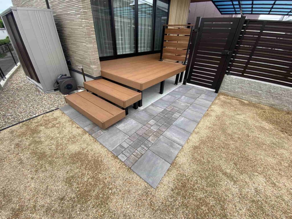 岡崎市の新築エクステリア：デッキとお庭をつなぐ中間領域