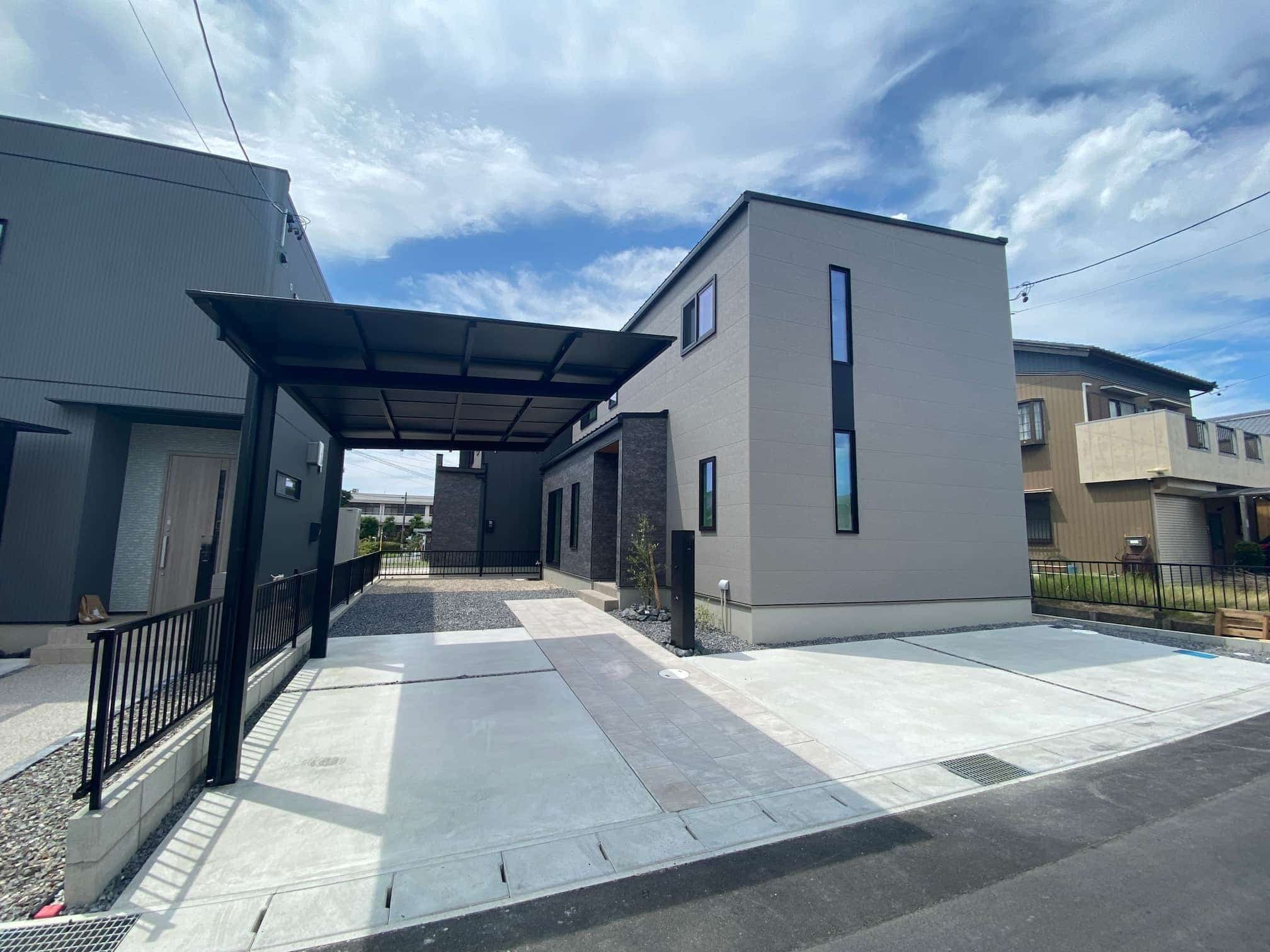 安城市の新築エクステリア：玄関アプローチ直線が美しいナチュラルモダン外構