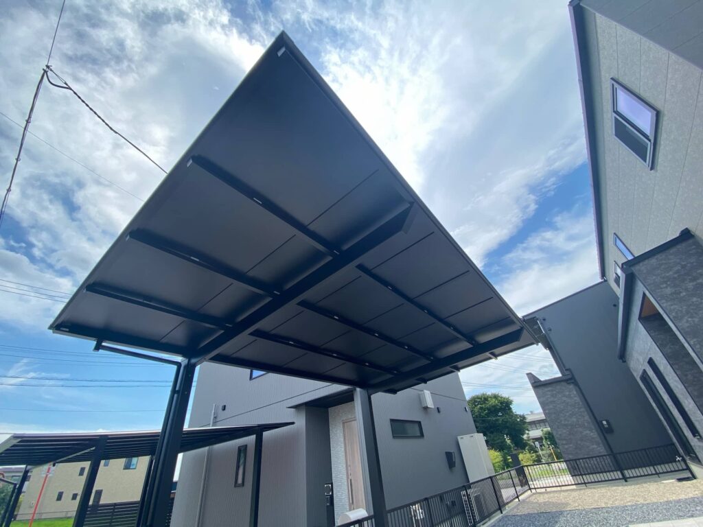 安城市の新築エクステリア：屋根材にブラックマットを使用したカーポート