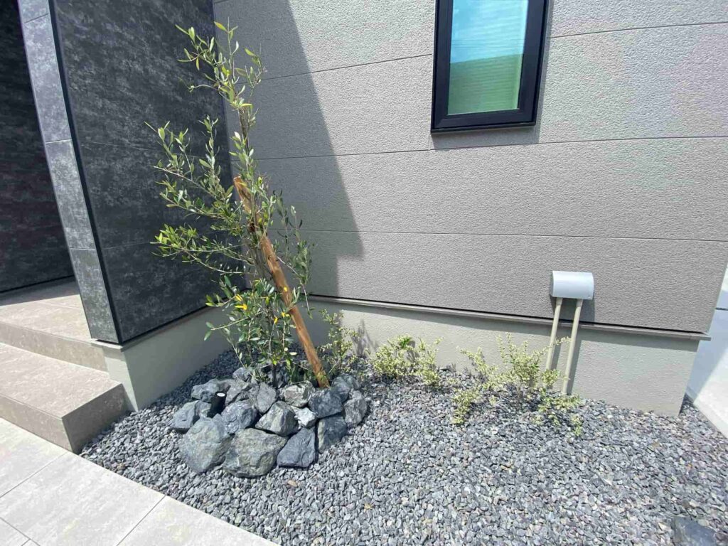 安城市の新築エクステリア：表情のある植栽計画