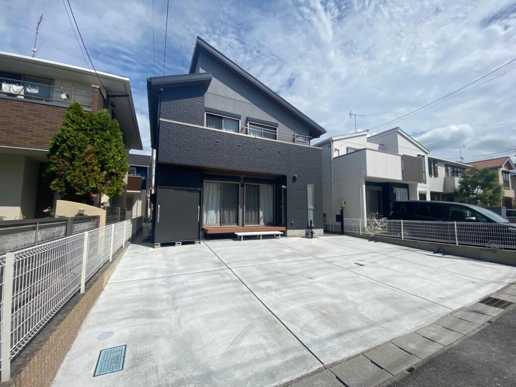 岡崎市の外構リフォーム:ゆとりのあるシンプルな駐車スペース