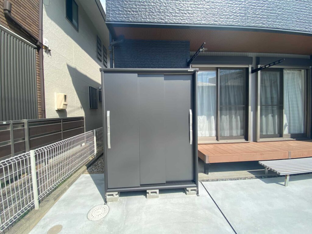 岡崎市の外構リフォーム:ブラックカラーがおしゃれなヨド物置