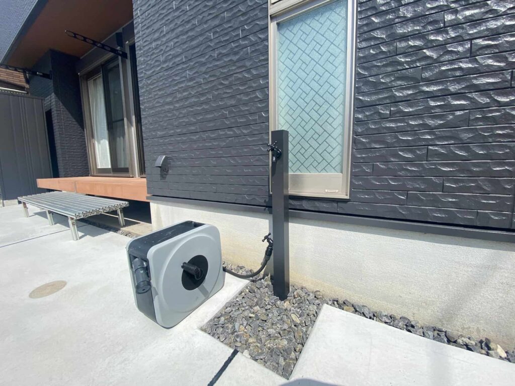 岡崎市の外構リフォーム:使いやすさにこだわった立水栓スプレスタンド60ソリッドBED