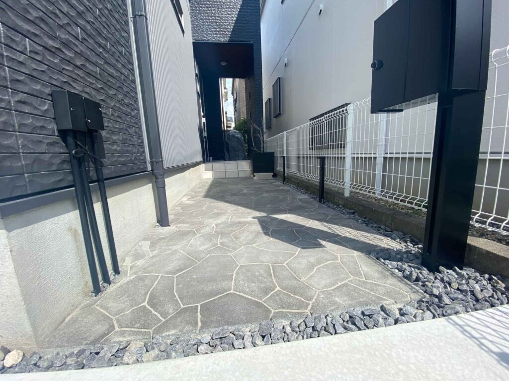 岡崎市の外構リフォーム:舗装材ティーナがおしゃれな玄関アプローチ