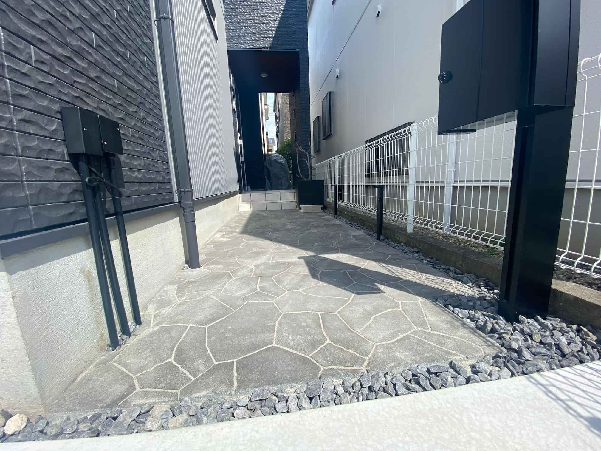 岡崎市の外構リフォーム:舗装材ティーナがおしゃれな玄関アプローチ