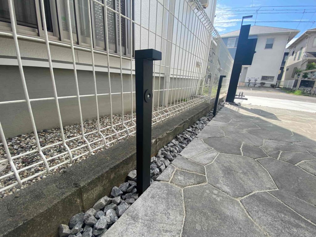 岡崎市の外構リフォーム:シンプルデザインのインダイレクトポールライト