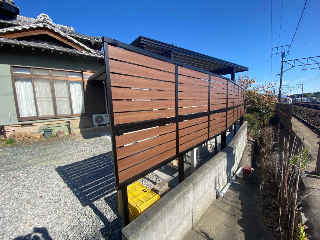 蒲郡市の外構リフォーム:木目調デザインがおしゃれな目隠しフェンス