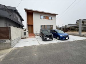 岡崎市の新築エクステリア：自然素材の温もりと機能性を両立した外構