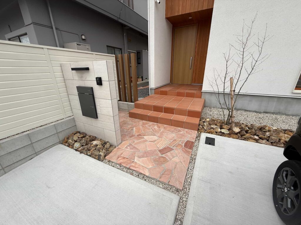 岡崎市の新築エクステリア：玄関階段とアルミ角材のアクセント