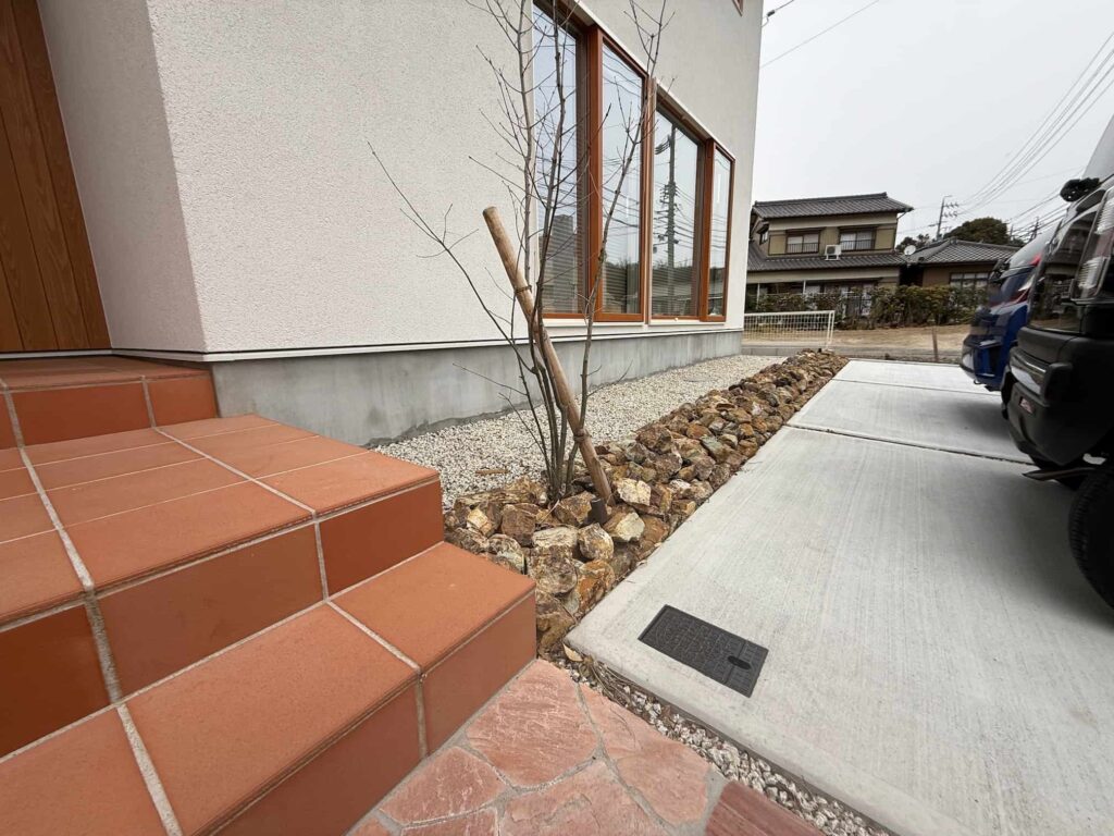 岡崎市の新築エクステリア：植栽とスポットライト