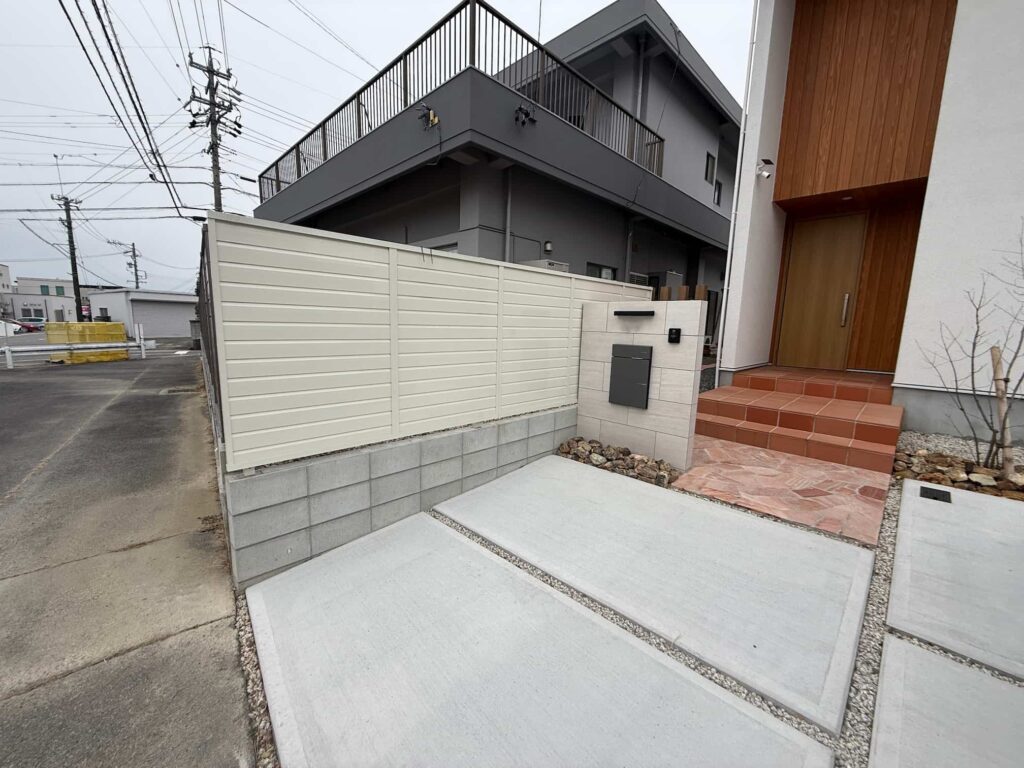 岡崎市の新築エクステリア：圧迫感を抑えて横ルーバーフェンス