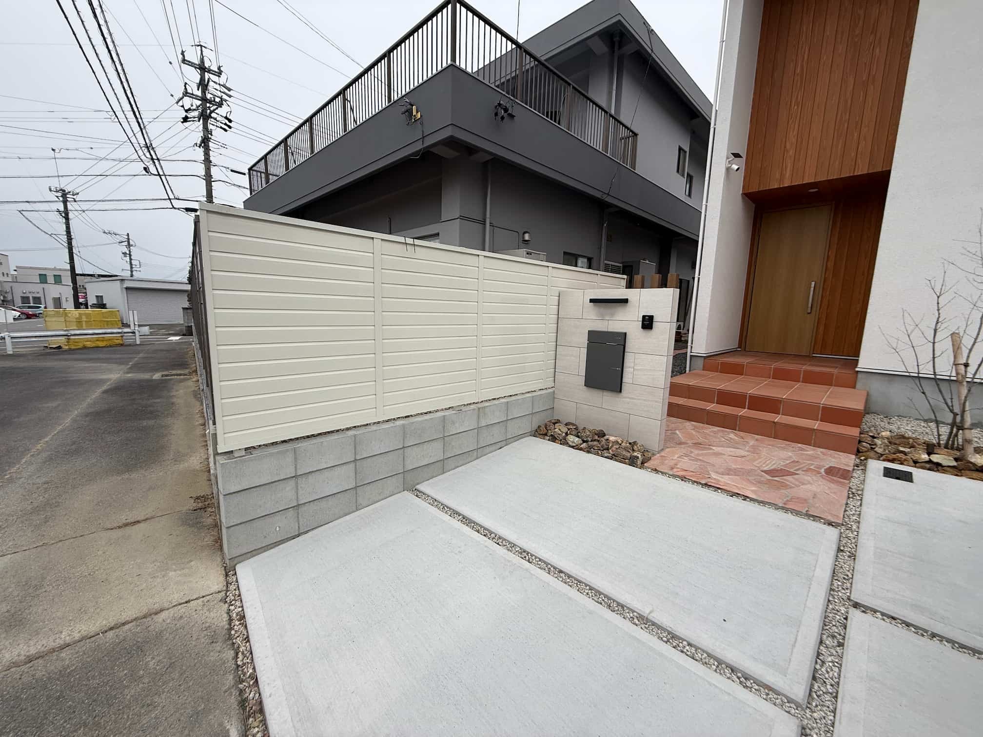 岡崎市の新築エクステリア：圧迫感を抑えて横ルーバーフェンス