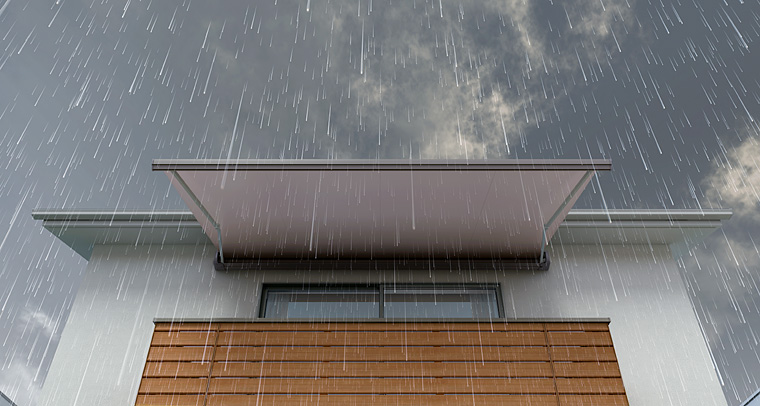 雨が降る中で濡れているLIXILオーニング彩風のキャンバス生地