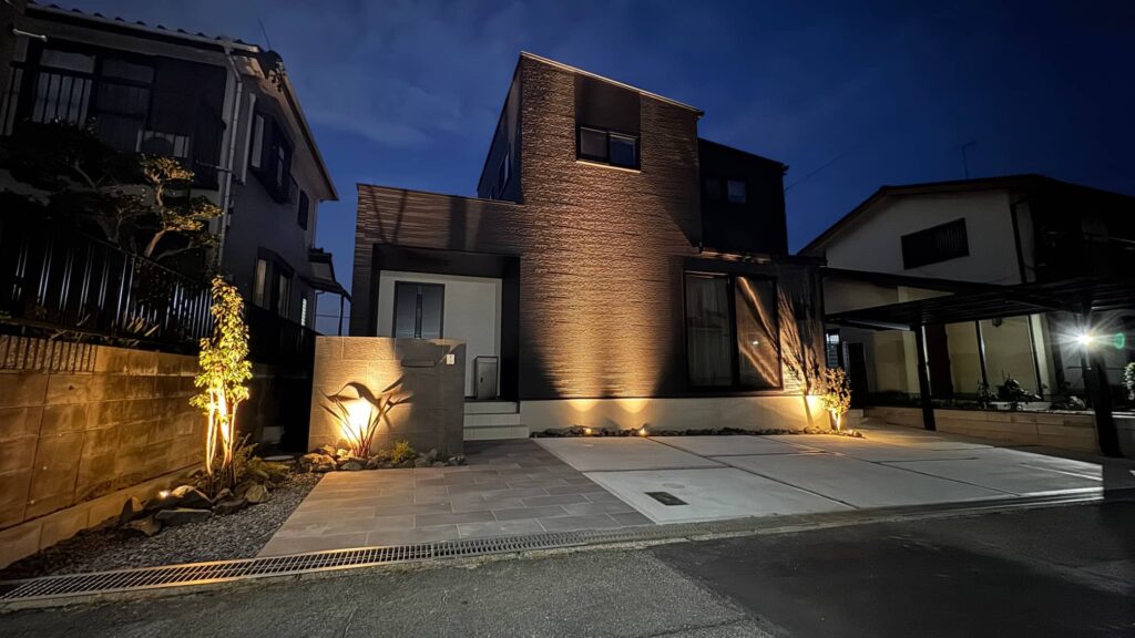 岡崎市モダン外構 ライトの光が建物と土間コンクリートを美しく照らす夜間景観