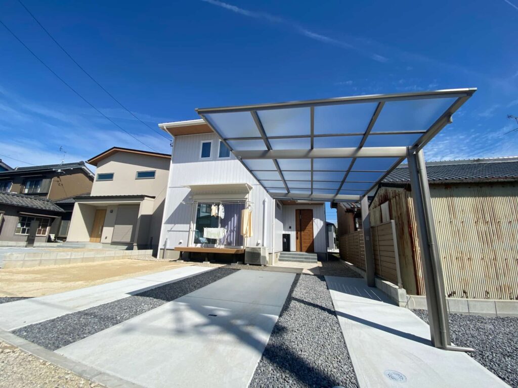 岡崎市の新築外構で施工した土間コンクリートと砕石敷きの駐車スペース