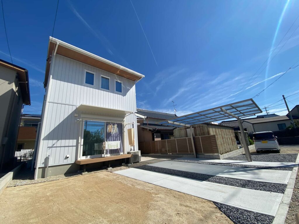 岡崎市の目隠しフェンスを内張りしたナチュラルな新築外構
