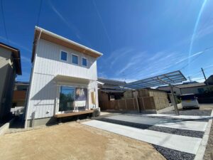 岡崎市の目隠しフェンスを内張りしたナチュラルな新築外構