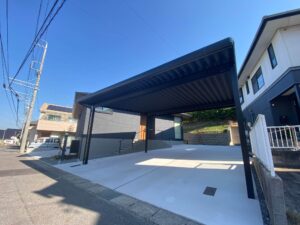 岡崎市のブラックの折板カーポートを設置したモダン外構リフォーム