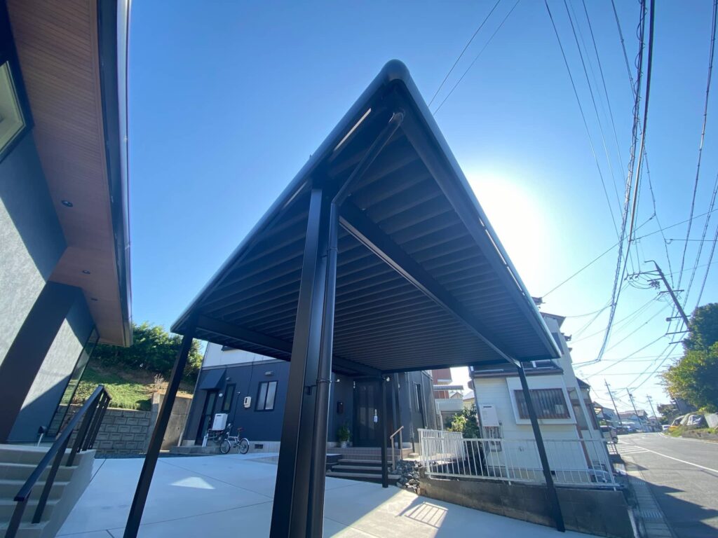 耐風性に優れた岡崎市の折板カーポートの屋根部分拡大