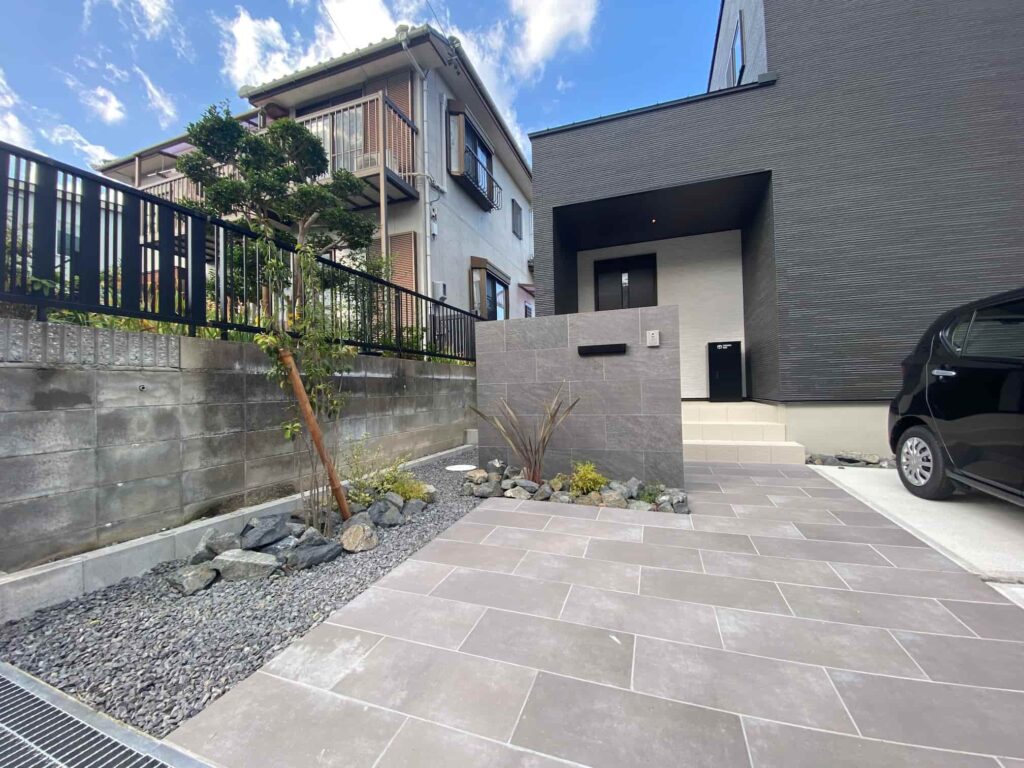 岡崎市外構工事 Gアーレイの平板タイルと緑豊かな植栽で仕立てた玄関アプローチ