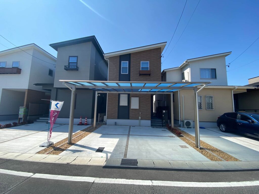 刈谷市の外構リフォームで施工したスカイリードと明るい人工芝のお庭