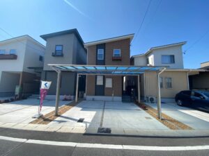 刈谷市の外構リフォームで施工したスカイリードと明るい人工芝のお庭