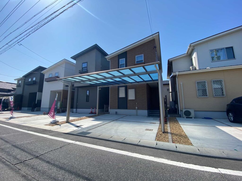 刈谷市にて三協アルミのスカイリードを設置した駐車場