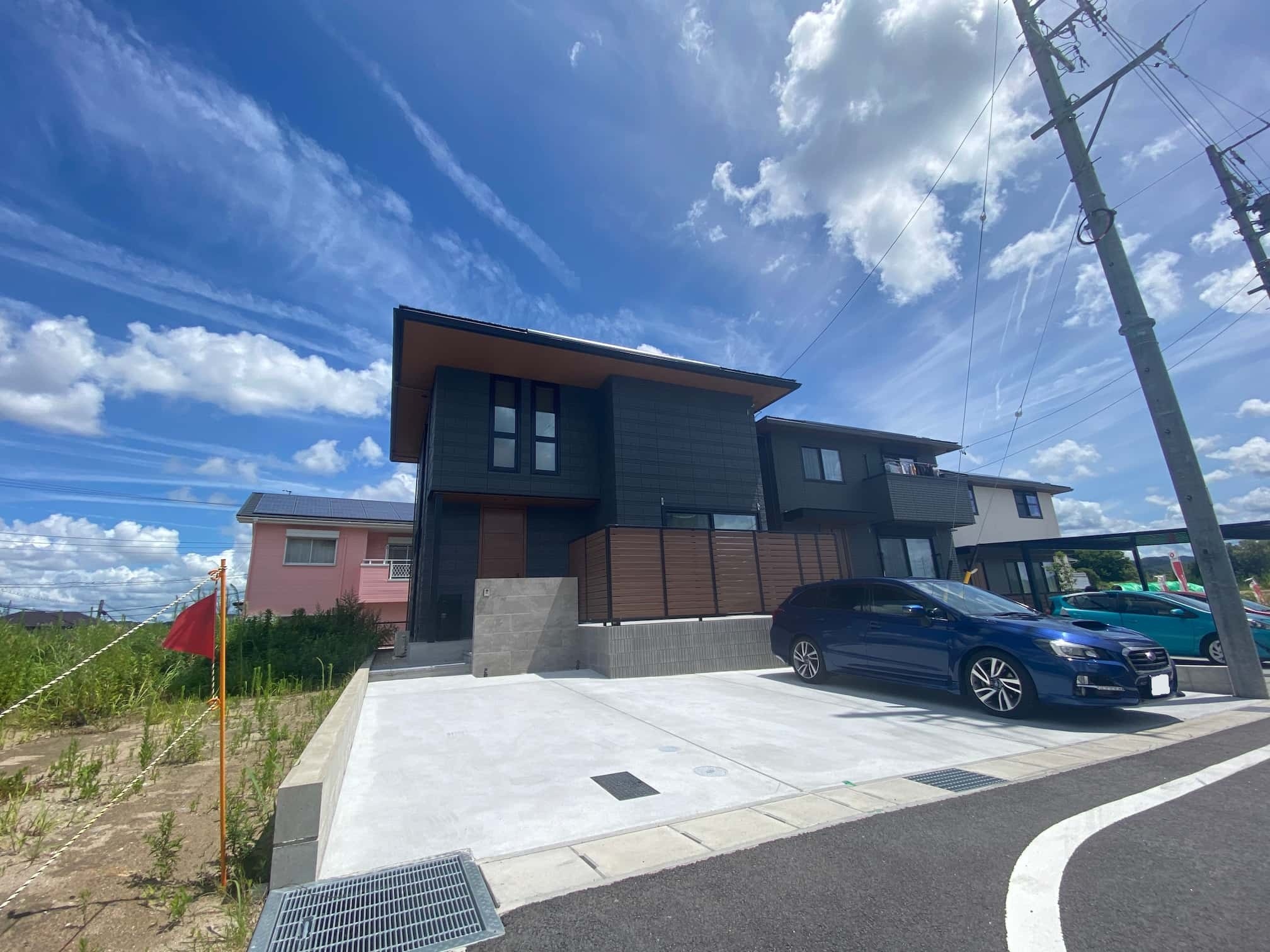 岡崎市 タイルデッキ目隠しフェンスを備えたモダン新築外構の全景