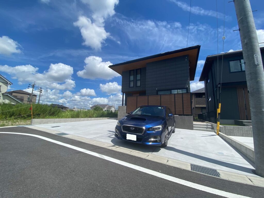 岡崎市 プラ目地と土間コンクリートで仕上げた広々とした駐車スペース