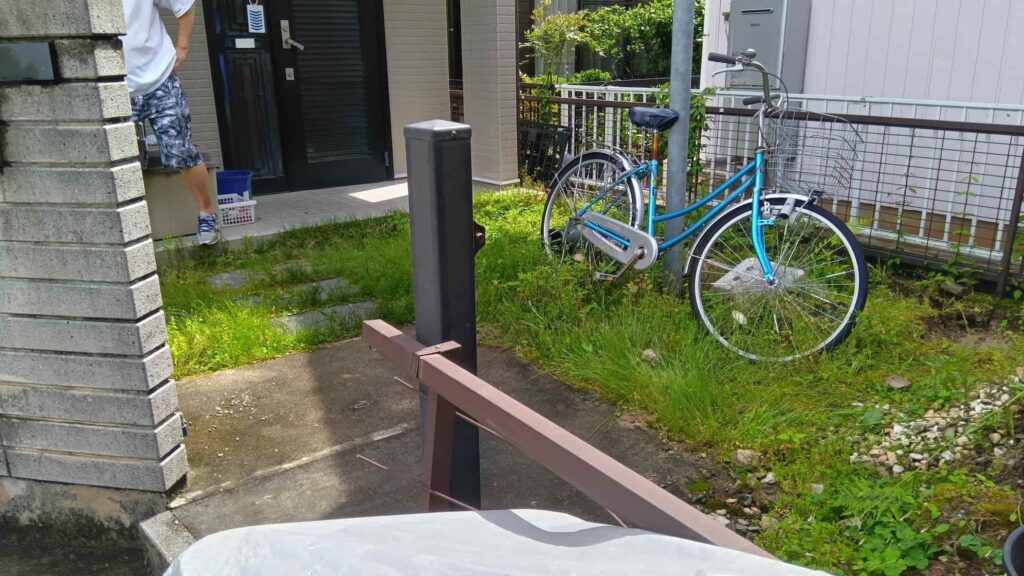 岡崎市のリフォーム工事着工前の玄関アプローチ階段