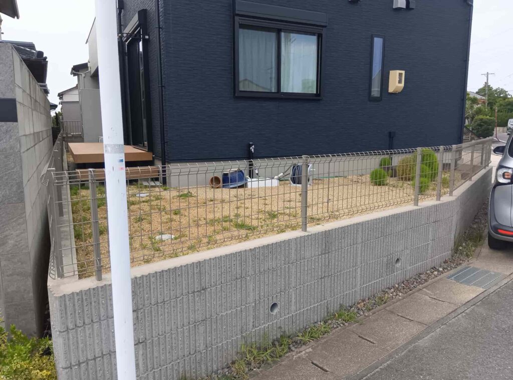豊田市の道路に面した目隠しフェンス施工前の様子
