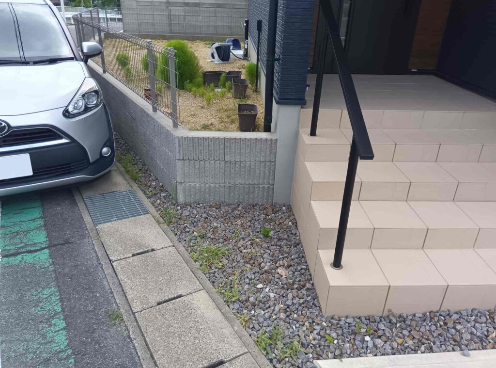 豊田市の玄関横お庭へ続く階段施工前の様子
