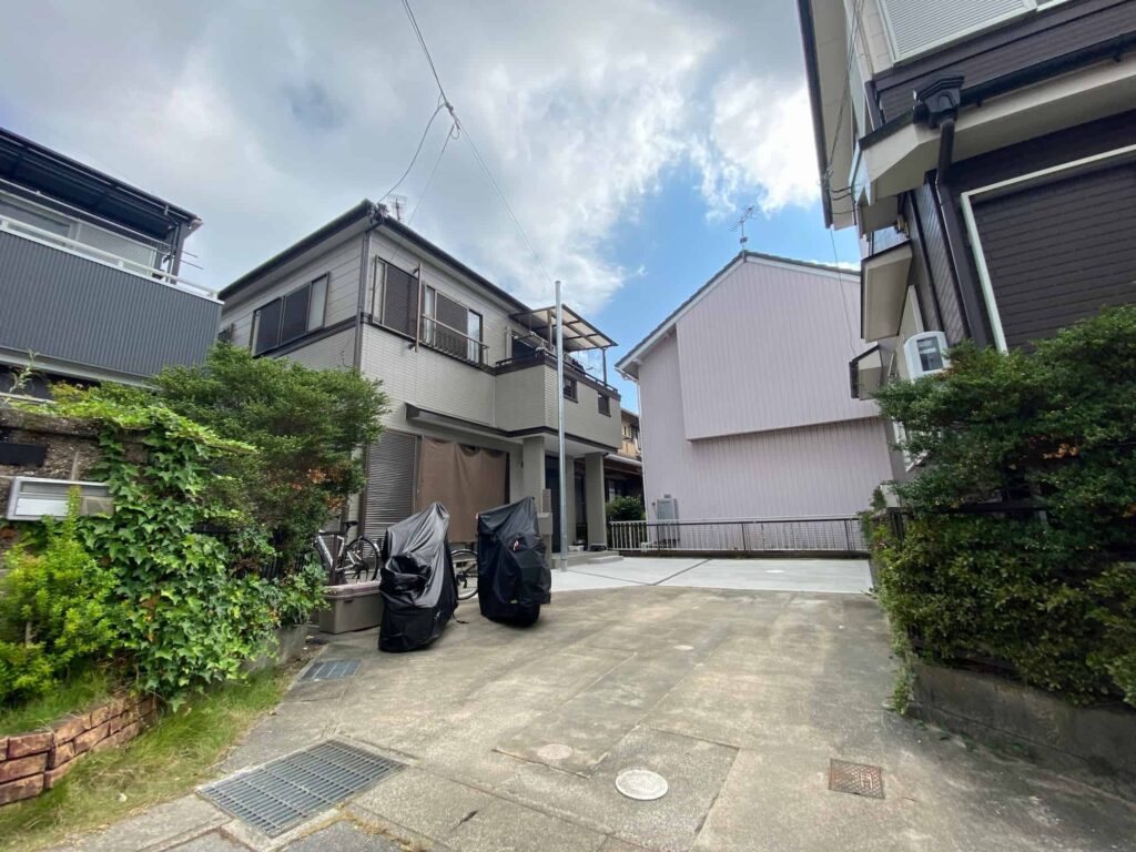 岡崎市の外構工事で敷地内の引込柱を移設し拡張した駐車スペース