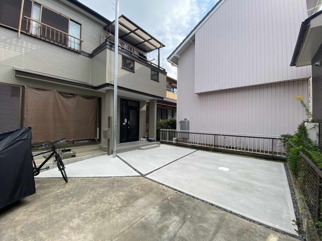 岡崎市で刷毛引き仕上げの土間コンクリートと砕石目地を施工した駐車場