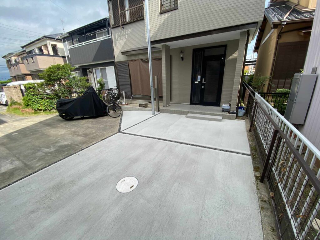 岡崎市のモダン外構で広々とした刷毛引き仕上げの土間コンクリート駐車場