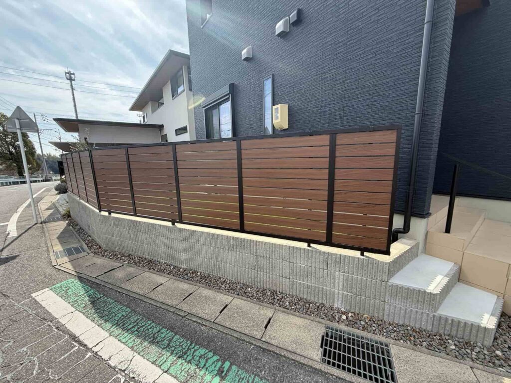 豊田市で道路面に施工したLIXILフェンスAB木目調タイプ