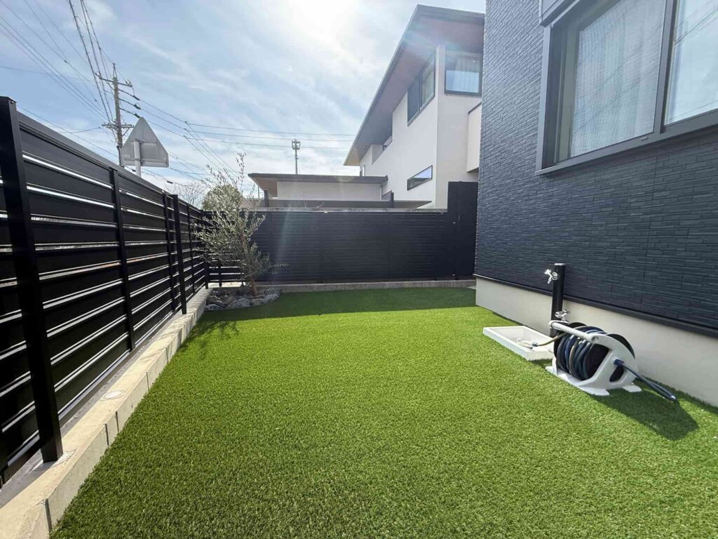 豊田市の住宅に施工したメモリーターフ 人工芝と植栽スペース