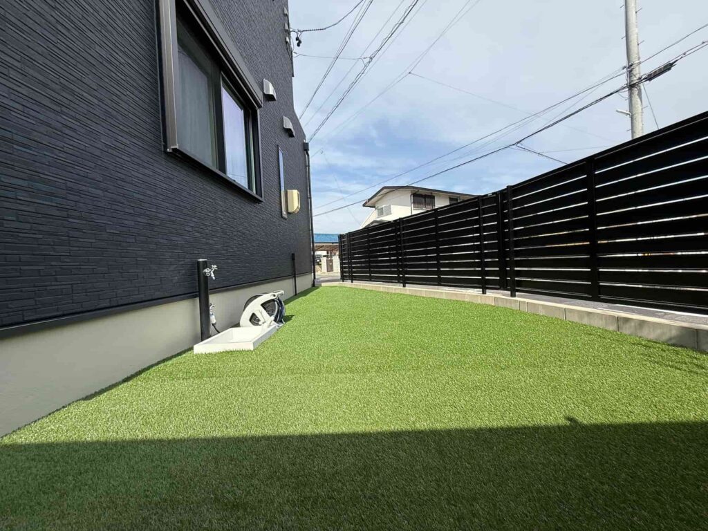 豊田市のお庭にメモリーターフ 人工芝を施工した後の完成写真