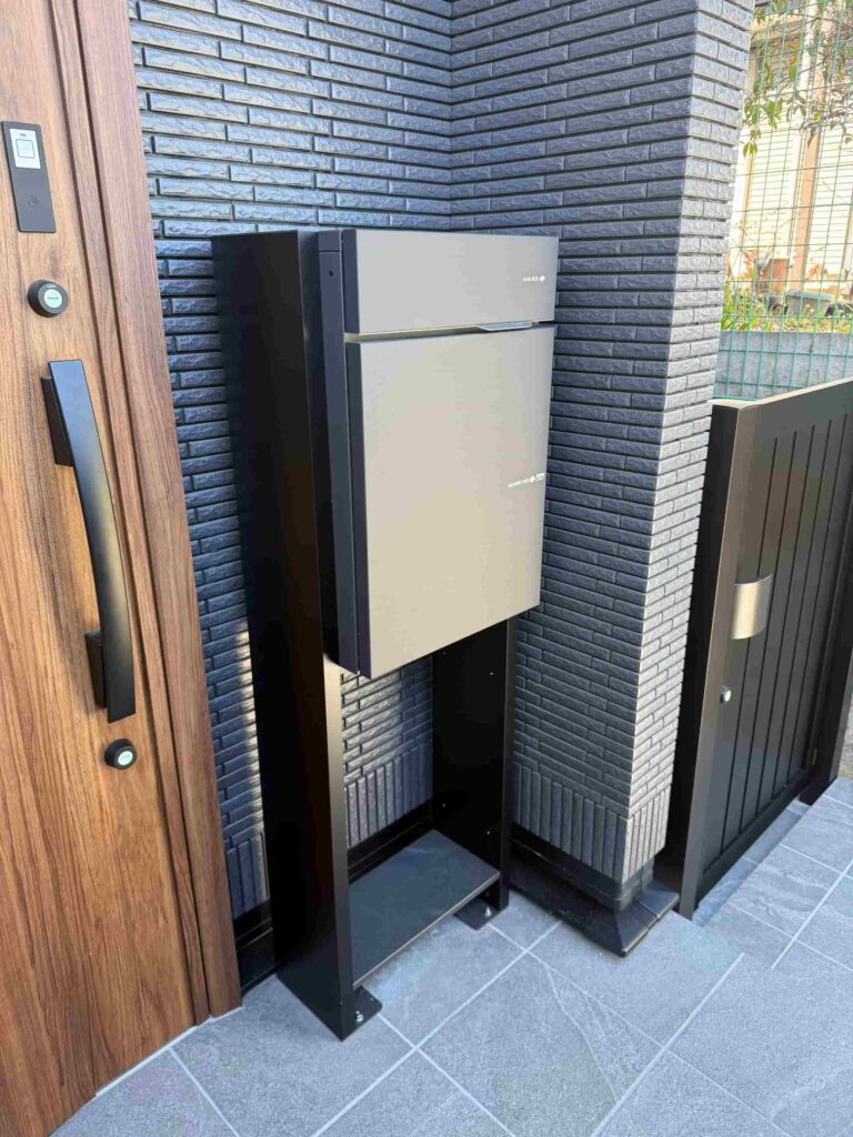 玄関横に設置されたユニソンの宅配ボックスと専用スタンド