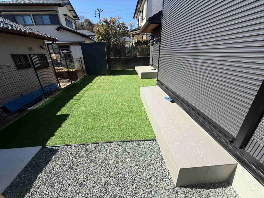 新井窯業のタイルデッキと人工芝を組み合わせたお庭