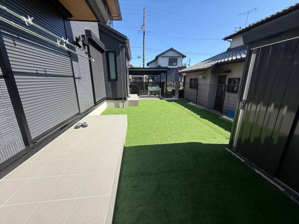 大きさの異なるタイルデッキで使いやすくしたお庭